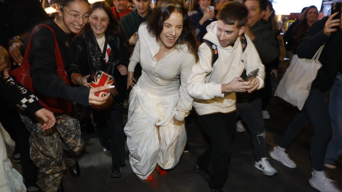 Aglomeración de personas en la Plaza de Callao durante la aparición sorpresa de Rosalía, generando caos logístico y debate sobre gestión de riesgos de marca